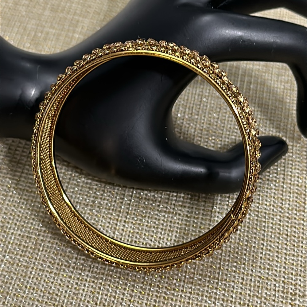 Beautiful Gold Tone Bangle - Picture 5 of 9